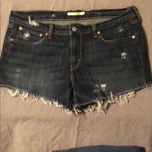 Levi’s boyfriend, cut off shorts, size 31